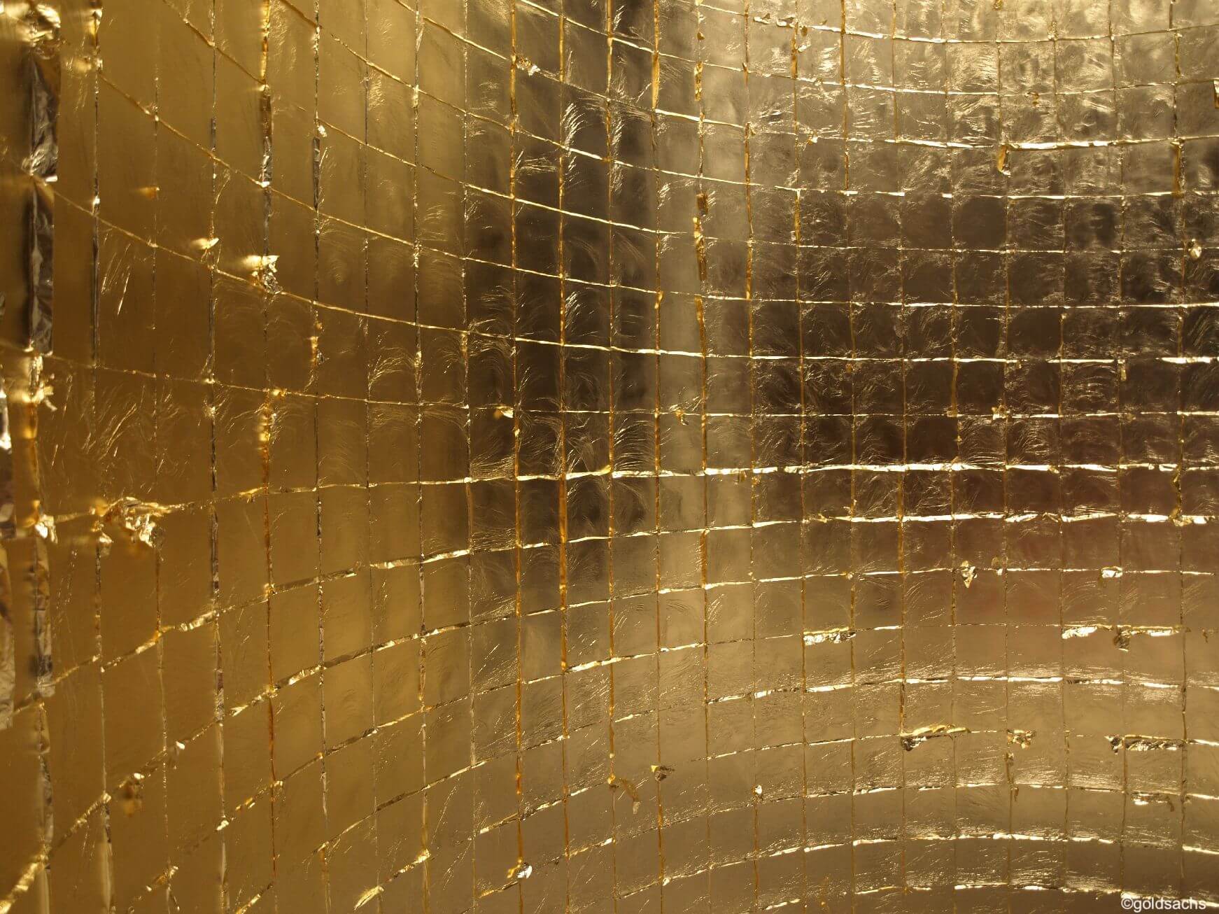 Wand mit Blattgold vergoldet