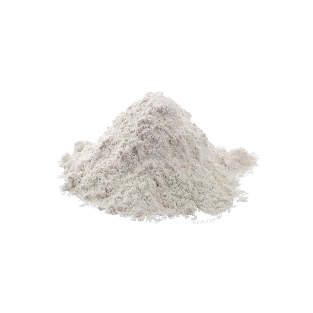 Haufen China Clay / Kaolin auf weißem Hintergrund