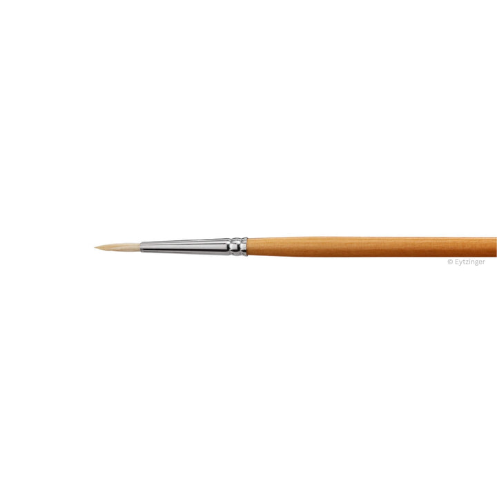 Grundierpinsel extra weiße Borste und runde Zwinge Nummer 4 auf weißem Hintergrund